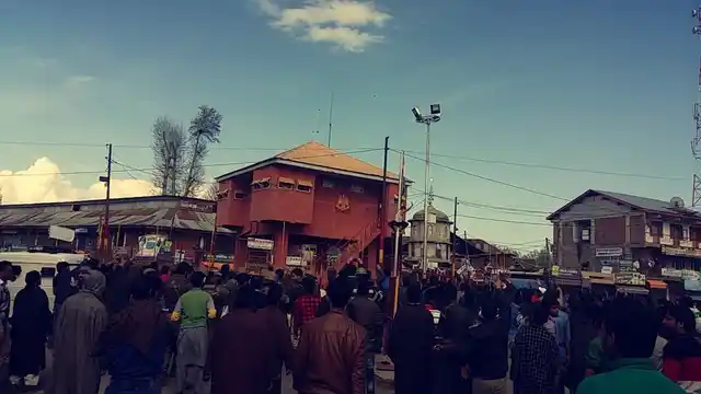 People gather in the town square. (Photo: Twitter/<a href="https://twitter.com/ArsilanAziz/status/719881800760299520">@ArsilanAziz</a>)