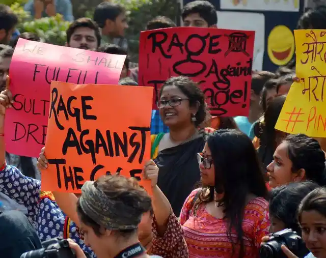 Female students of Hindu College rise up against the new ‘safety’ rules for the girls hostel (Photo: Facebook/ Pinjra Tod)