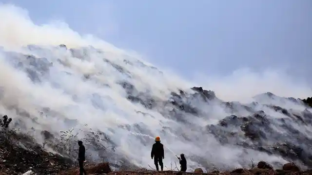 Smoke billowing out after a fire broke out at the dumping yard at Mulund in Mumbai, April 11, 2016. (Photo: PTI)