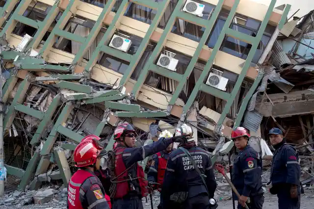 Rescue workers from Venezuela organize themselves before they search for earthquake survivors in Portoviejo, Ecuador. (Photo: AP)
