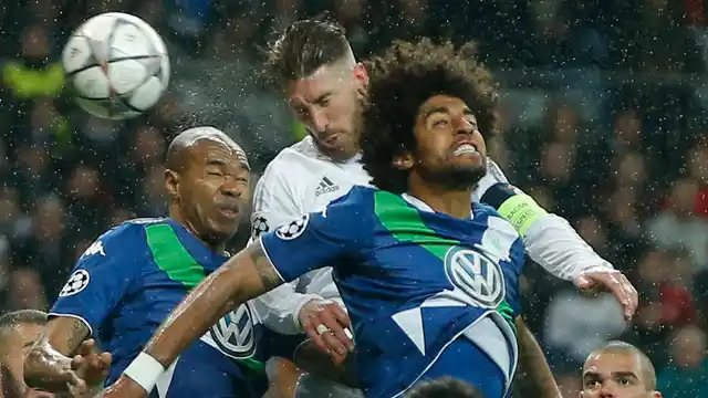 Real Madrid’s Sergio Ramos, center, heads the ball as Wolfsburg’s Josuha Guilavogui, left, and Wolfsburg’s Dante try to intercept. (Photo: AP) 