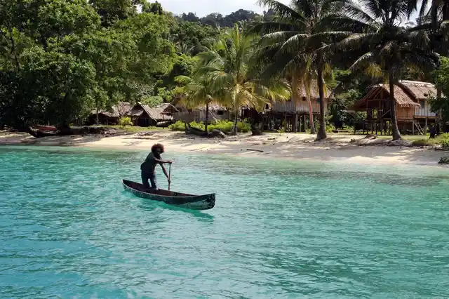 Halavo Villager in his canoe to assist taking a line ashore. (Photo Courtesy: Flickr/Jenny Scott)