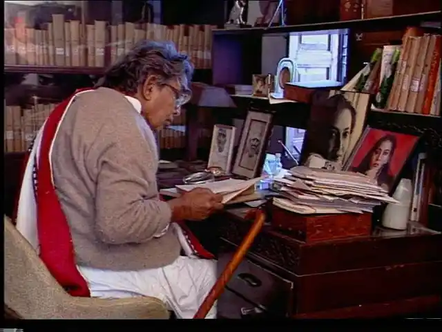 Kaifi Azmi, the poet at work (Photo: www.azmikaifi.com)