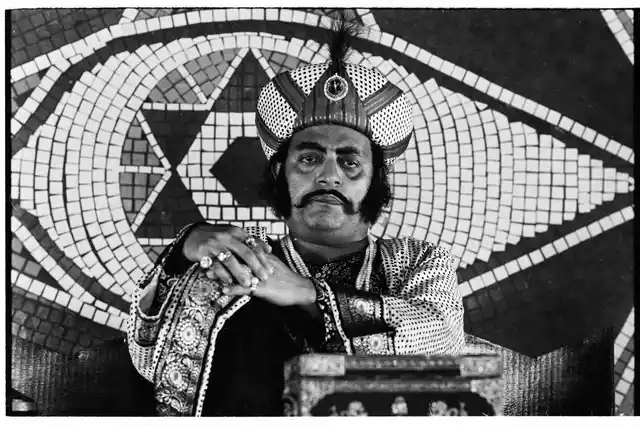 Utpal Dutt in a scene from <i>Hirak Rajar Deshe</i> (1980)