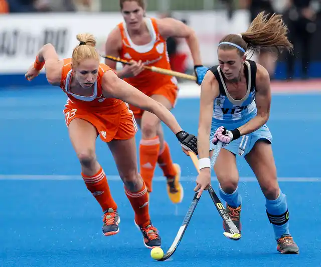 Argentina’s Carla Rebecchi, right, and Netherlands’ Margot van Geffen in action during the 1st-2nd place playoff match between Netherlands and Argentina. (Photo: AP)