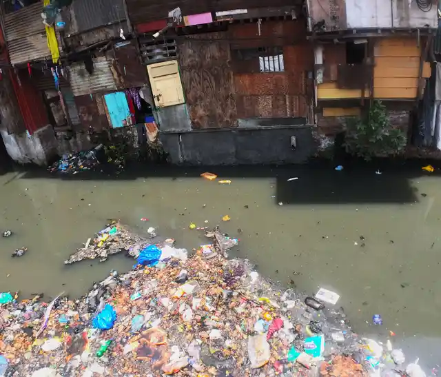 Shanties along the Khar pipeline drain, Mumbai, India. (Photo: <b>The Quint</b>/Pallavi Prasad)
