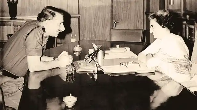 Sam Manekshaw with former prime minister Indira Gandhi. (Photo Courtesy: <a href="http://www.niyogibooksindia.com/wp-content/uploads/2014/04/Sam-Manekshaw-book-2.jpg">niyogibooksindia</a>)