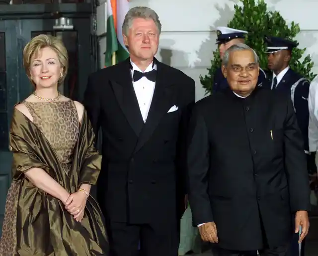 Former US President Bill Clinton (C) and then First Lady Hillary Clinton welcome Prime Minister Atal Bihari Vajpayee to the White House in Washington September 2000. (Photo: Reuters)