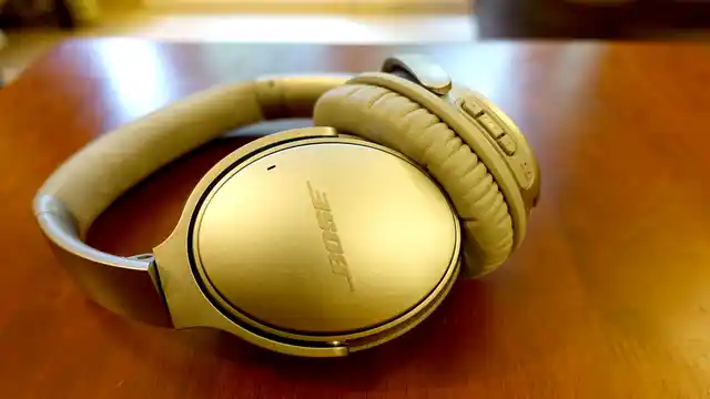 Bose QC35 controls. (Photo: <b>The Quint</b>/<a href="https://twitter.com/2shar">@2shar</a>)