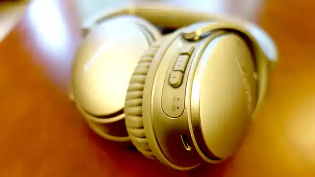 Bose QC35 battery and Bluetooth indicators. (Photo: <b>The Quint</b>/<a href="https://twitter.com/2shar">@2shar</a>)