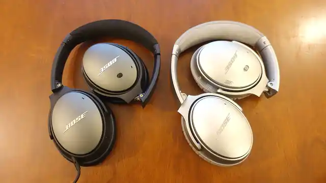 Bose QC25 and the Bose QC35 - little to tell them apart (Photo:
<b>The Quint</b>/<a href="https://twitter.com/2shar">@2shar</a>)
