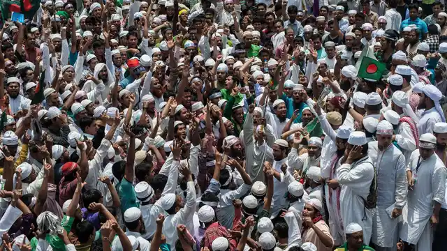 In this 5 May, 2013 file photo, Islamic activists block a road in Dhaka, Bangladesh, demanding that the government enact an anti-blasphemy law. (Photo: AP)