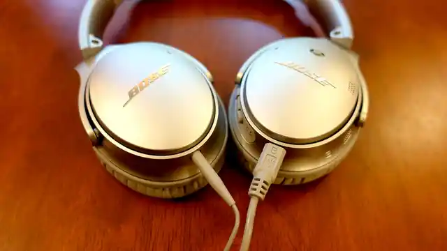 Bose QC35 - wires are optional, though you will need to charge from time to time (Photo: <b>The Quint</b>/<a href="https://twitter.com/2shar">@2shar</a>)