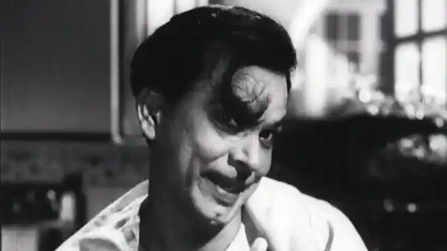 Johnny Walker in a comic scene from <i>Chaudhvin Ka Chand. </i>(1961).