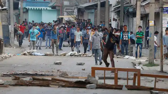 Stones have emerged as tools for the Kashmiri youth to express anger and anguish against complete denial by Delhi. (Photo: Daanish Bin Nabi/ <b>The Quint</b>)