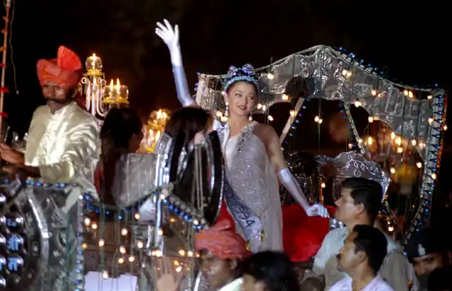 Aishwarya Rai greets the crowd in Mumbai after winning the Miss World pageant. (Photo: Reuters)