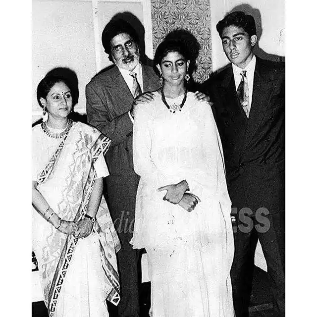 A teenage Abhishek with sister Shweta and his parents. (Photo courtesy: Facebook/<a href="https://www.facebook.com/AbhishekBachchan/photos/a.330457297078697.1073741829.330449117079515/432370656887360/?type=3&theater">Abhishek Bachchan</a>)