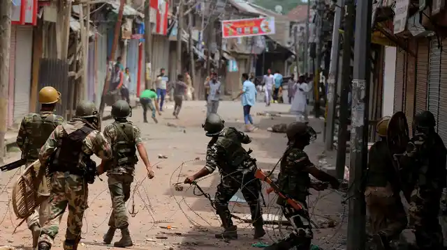 Not much has changed, it seems, since the summer of 2010, when young Kashmiri protesters took to the streets and hurled stones at army soldiers. (Photo: Daanish Bin Nabi/ <b>The Quint</b>)