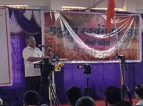 Subhash Welingkar addressing a meeting of RSS volunteers on Sunday. (Photo Courtesy: Twitter<a href="https://twitter.com/search?f=images&vertical=default&q=%E0%A4%B5%E0%A5%87%E0%A4%B2%E0%A4%BF%E0%A4%82%E0%A4%97%E0%A4%95%E0%A4%B0&src=typd">/@meemilind</a>)