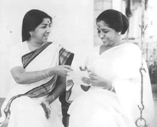 Lata Mangeshkar with Asha Bhosle. (Photo courtesy: Twitter/<a href="https://twitter.com/nikkupikku">@<b>nikkupikku</b></a>)