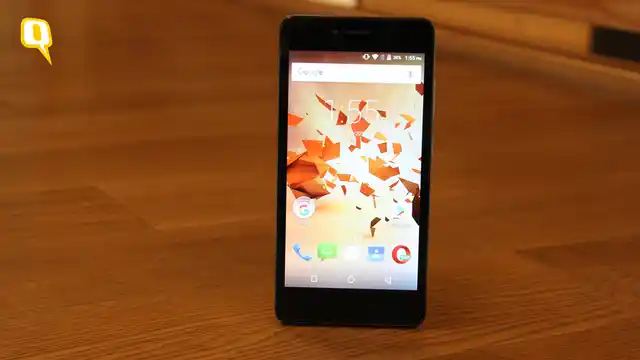 Intex Cloud Tread is a generic looking phone, and doesn’t stand out in with its design. (Photo: Shiv Kumar Maurya/<b>TheQuint)</b>