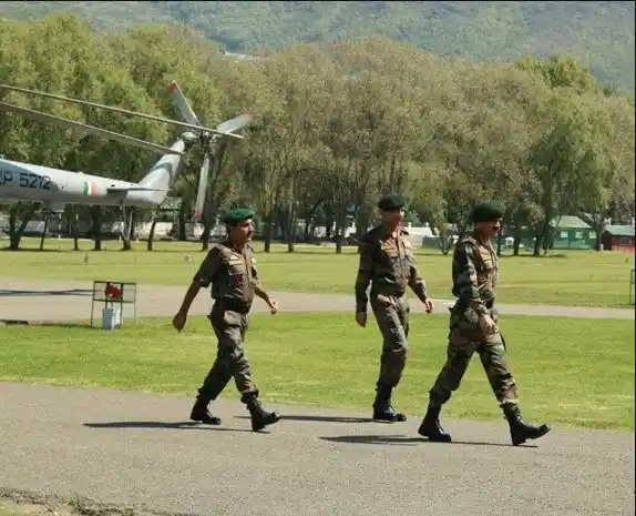 Army Chief Gen Dalbir Singh accompanied by Northern Army Commander and Corps Commander in Srinagar. (Photo: Twitter/<a href="https://twitter.com/adgpi/status/777429207739539456">Indian Army</a>)