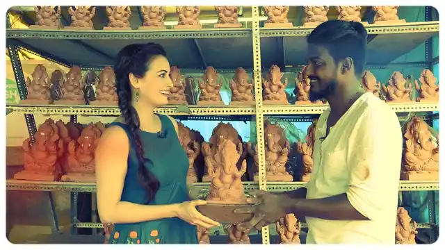 Dia Mirza with the man behind Tree Ganesha, Dattadri Kothur. (Photo: The Quint)