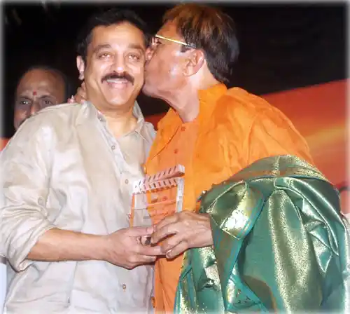 Kamal Haasan and Rajesh Khanna at the All India Film Federation Employees Conference. (Photo courtesy: <a href="http://www.behindwoods.com/tamil-movie-news-1/oct-09-02/fefsi-09-10-09.html">www.behindwoods.com</a>)