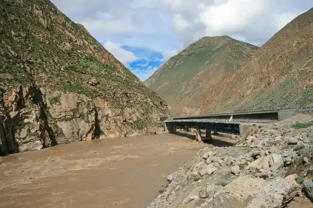 The Brahmaputra river in Nyingchi, Tibet. (Photo: iStock)
