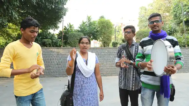 Sheetal Sathe with her troupe. (Photo: Sanjoy Deb/ <b>The Quint</b>)