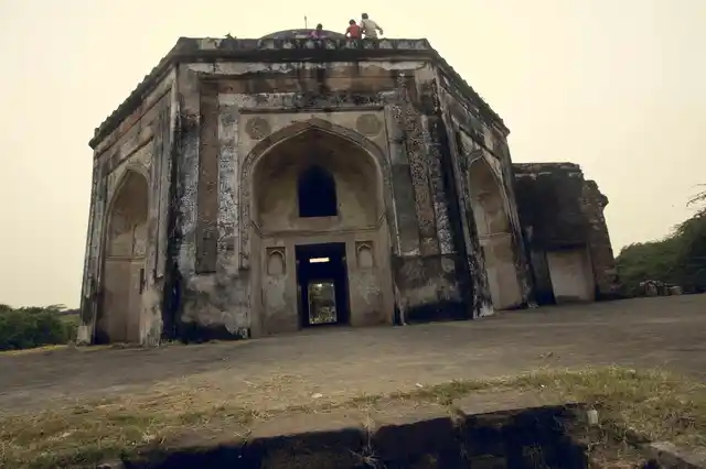 The front view of the tomb. (Photo: Abhilash Mallick/<b>The Quint)</b>