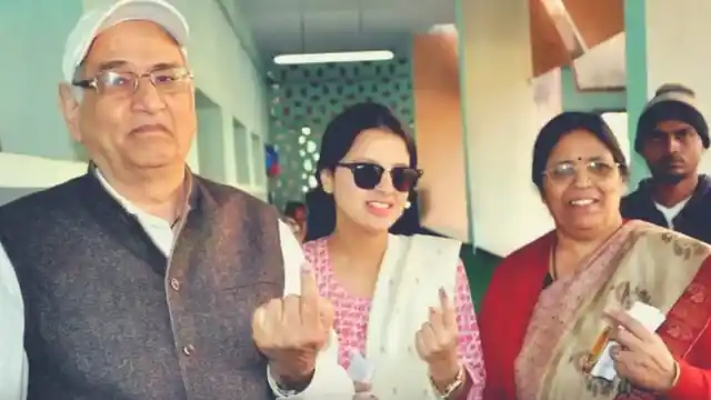 Sakshi Dhoni with her in-laws. (Photo Courtesy: <a href="https://www.youtube.com/watch?v=rOETRTBWS6A">YouTube</a> Screengrab)