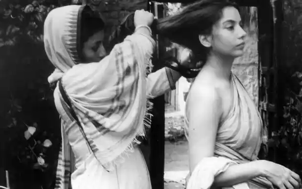 Aparna Sen ties Shabana Azmi’s hair on the sets of Sati. (Photo courtesy: <a href="https://twitter.com/search?f=images&vertical=default&q=aparna%20%20sen&src=typd">Twitter/ @kishuanjali</a>)