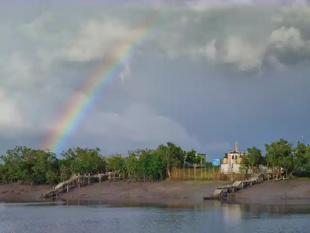 A rainbow over Dobanki island in the Sundarbans. (Photo: <a href="https://www.flickr.com/photos/bonjongol/">Kingshuk Mondal</a>/Flickr)