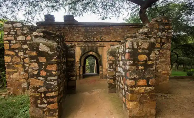 A couple had just left this place after their pre-wedding photo shoot. (Photo: Abhilash Mallick/<b>The Quint)</b>