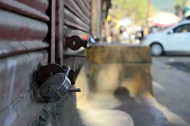 Locked shops in Kuwara. (Photo: Jaskirat Singh Bawa)