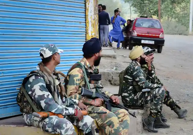 CRPF has graduated from the<i> ‘danda force’</i> of the 1990s to an armed paramilitary force handling unrest in tense areas like Kashmir allowing the army to focus more on counter-insurgency operations. (Photo: Jaskirat Singh Bawa)