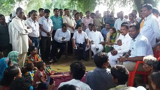 Odisha Health Minister Atanu Sabyasachi Nayak speaks to villagers. (Photo Courtesy: K Ray)