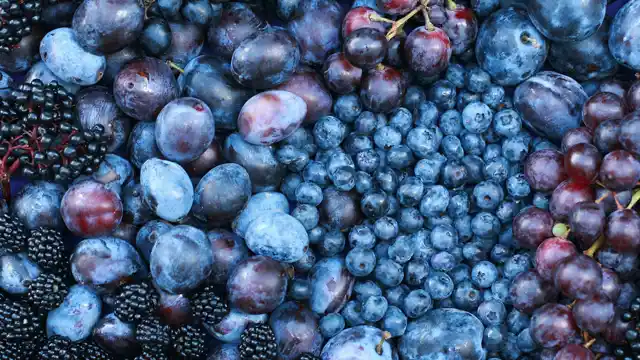 When tasting for the fruitiness in red wines, look out for dark fruits like blackberries and blueberries. (Photo: iStock)