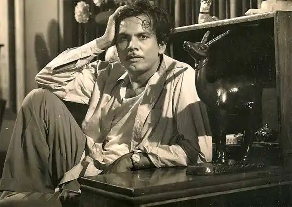 Johnny Walker on the sets of a film. (Photo courtesy: <a href="https://www.facebook.com/bijlinews/photos/pcb.405132753210291/405131983210368/?type=3&theater">Facebook/bijlinews</a>)