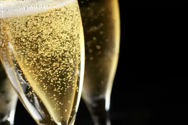 Dry wine varieties include Reisling, Champagne, Sauvignon Blanc , Pinot Grogio, etc. (Photo: iStock)