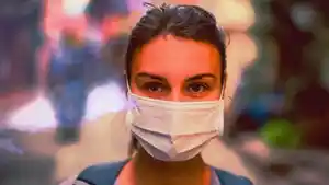 Marathoners breathe with a lot of vigour and oomph and are advised to mask it up before the run. (Photo: iStock/Altered by <b>The Quint</b>)