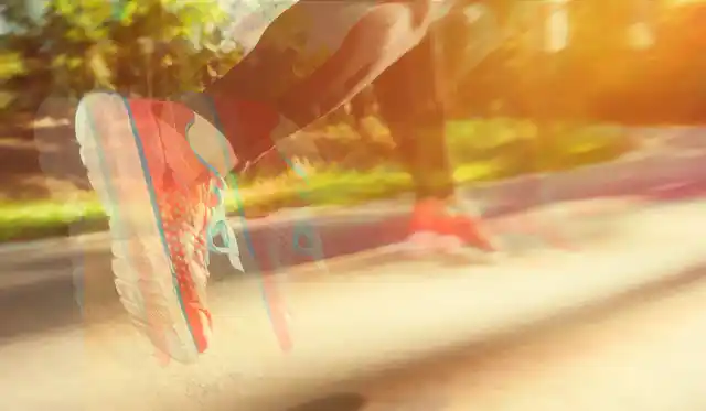 If the smog levels are bad on Sunday, running in Delhi’s half marathon could do more harm than good to your body. Check the air quality index before you step out. (Photo: iStock/Altered by <b>The Quint</b>)