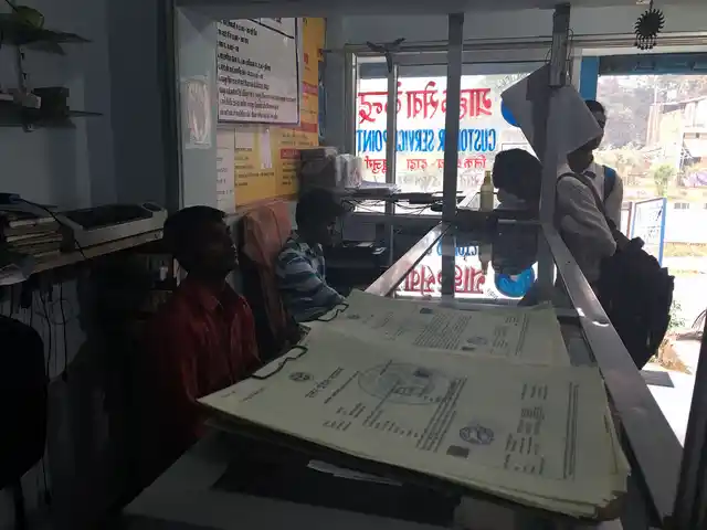 Every day thousands of Indians hand over copies of sensitive data like identity cards, birth certificates, and passports, to unsecured and unaccountable private providers. (Photo: Esha Paul/<b>The Quint)</b>