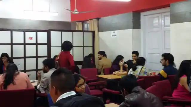 Students taking a break at the Presidency University canteen. (Photo: Chandan Nandy/<b>The Quint</b>)