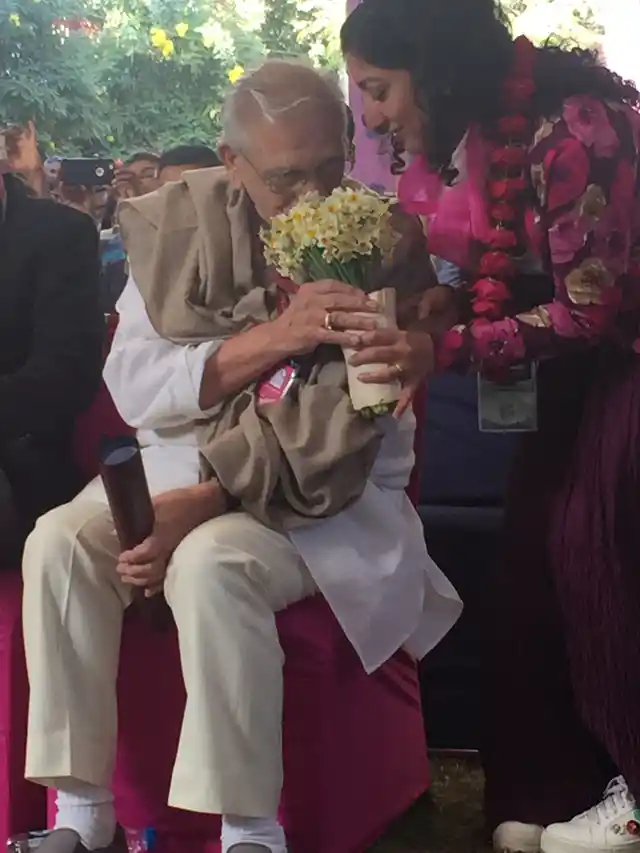Lyricist Gulzar sniffing daisies. (Photo: Urmi Bhattacheryya/The Quint)