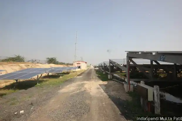 The canal-top panels next to their ground-mounted counter parts, used to check effect of cooling and enhanced efficiency of the panels atop the canal. (Image courtesy: IndiaSpend/Mukta Patil)