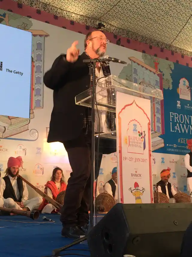 William Dalrymple delivering his keynote address. (Photo: Urmi Bhattacheryya/The Quint)