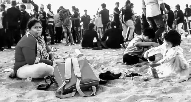 Madhavi, minding her kids, at the Marina beach, Chennai. (Photo: Vikram Venkateswaran)