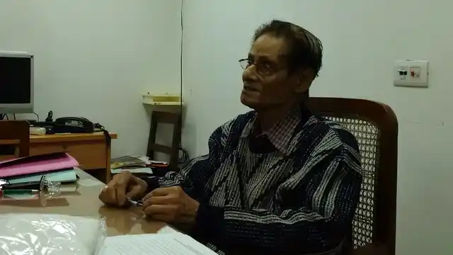 Dilip Roy, the college’s student affairs upper division clerk for years, believes the Naxal movement has been the momentous occasion for the College since Independence. (Photo: Chandan Nandy/<b>The Quint</b>)